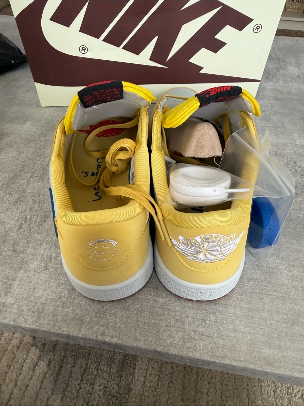 Jordan 1 Low Travis Scott Canary - Picture 4 of 10